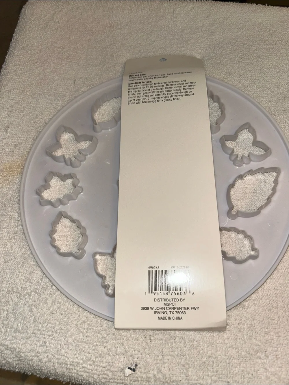 Celebrate It Light Gray Leaf Pie Crust Cutter